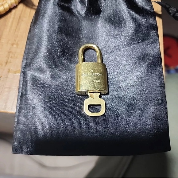 Authentic Louis Vuitton 320 lock and key LV - Picture 2 of 2